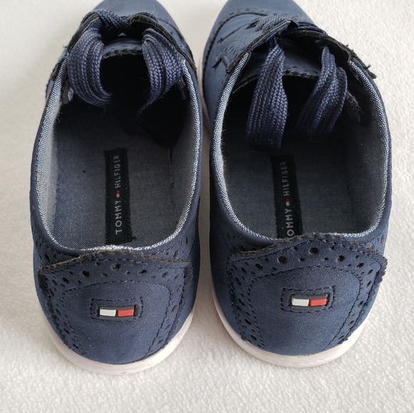 Tommy Hilfiger women's blue suede wingtip sneakers - Picture 2 of 3
